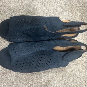 Navy chunky heel dress shoe